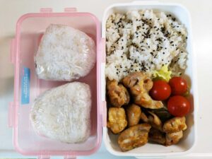 息子のもち麦弁当とおにぎり